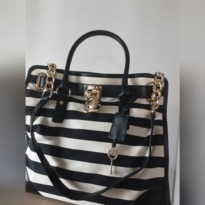 💙HOST PICK💙 MICHAEL KORS BLACK/WHITE CROSS BODY SATCHEL